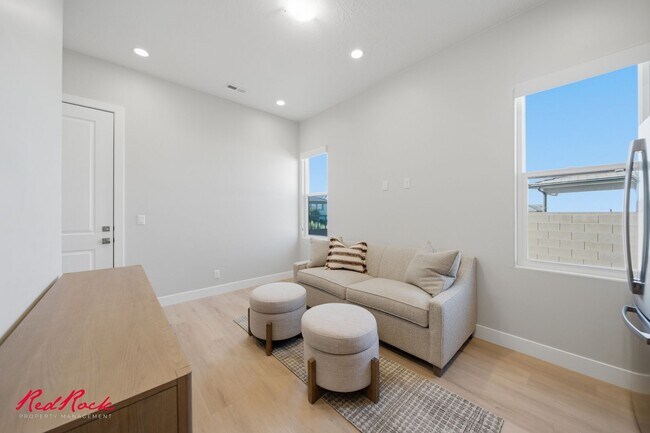 Building Photo - 4 Bedroom Home with Gorgeous Views