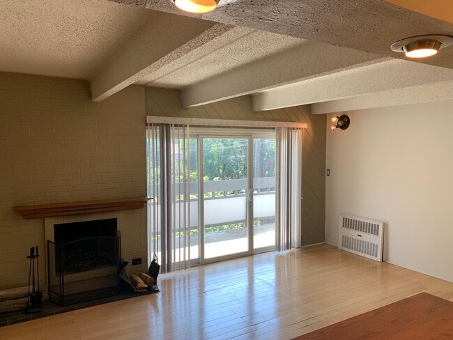 Building Photo - 2 Bedroom 1 Bath Condo With Tons of Charac...