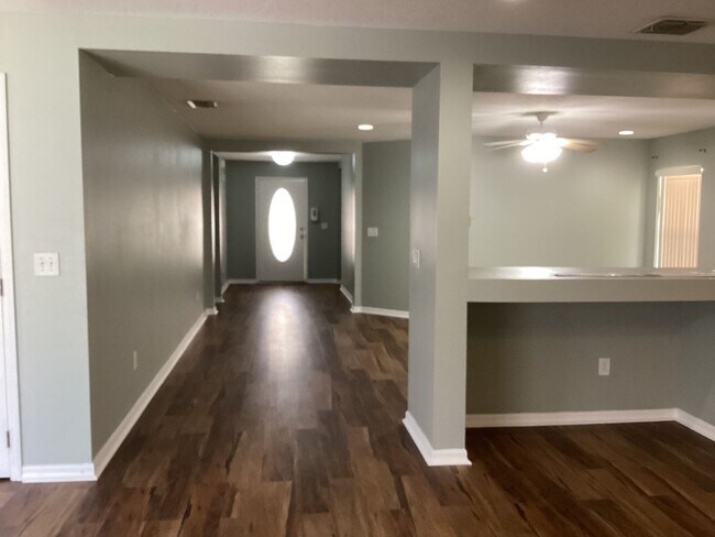 Building Photo - Large home in Wonderful neighborhood