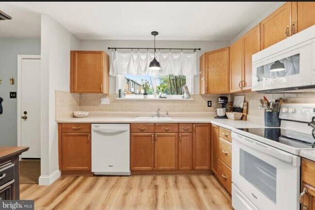 Building Photo - 146 Larchwood Ct