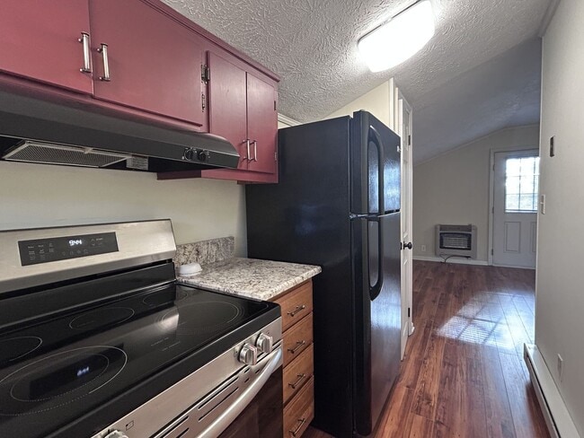 Building Photo - Cute Garage Apt and Cozy Living with a Front-Deck View