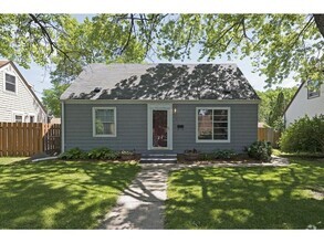 Building Photo - Charming Bungalow Available - Walk To Sout...