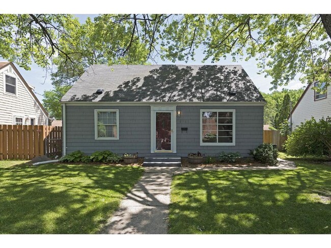 Primary Photo - Charming Bungalow Available - Walk To Sout...