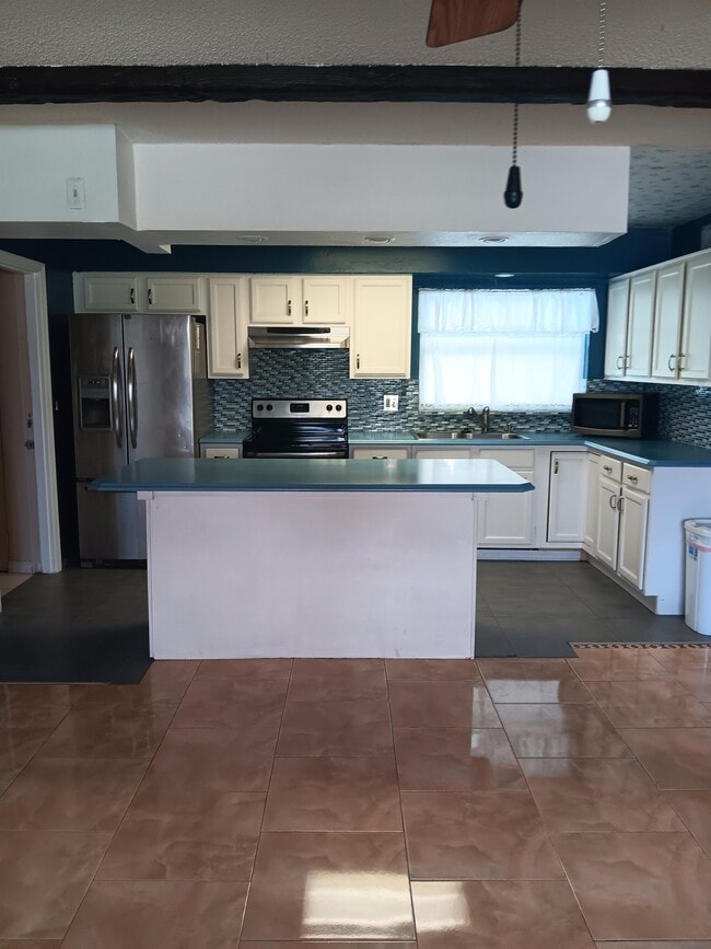 Building Photo - 2321 Irlo Dr