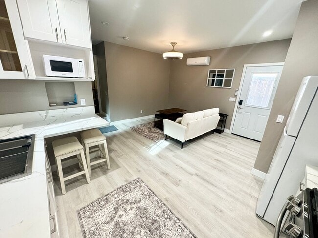 Building Photo - ***Updated 1 bed 1 bath ADU with washer/dryer***