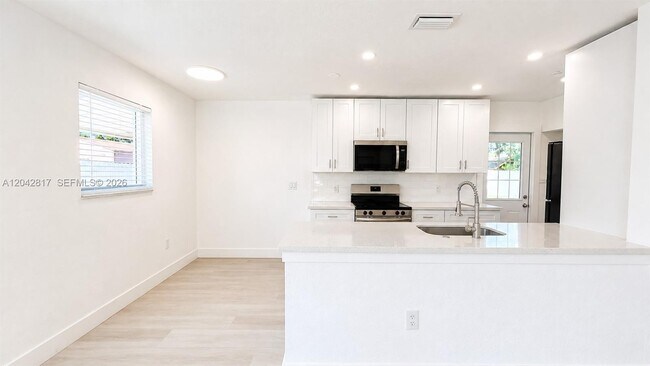 Building Photo - 721 N 68th Terrace