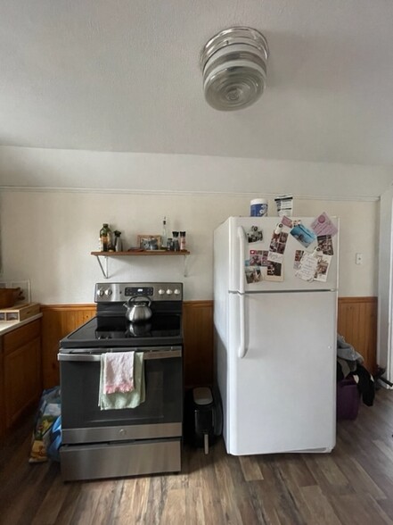 Stove & Fridge - 120 N Main St