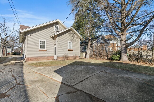 Building Photo - 2413 Crosby St