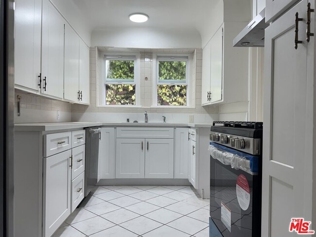 Building Photo - 211 S Arnaz Dr