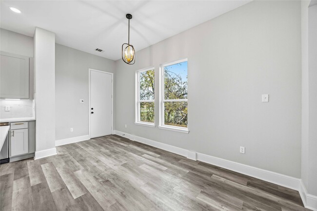 Building Photo - 2207 Des Chaumes St