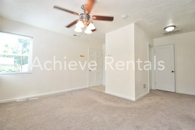 Building Photo - 1068 Crescent Dr
