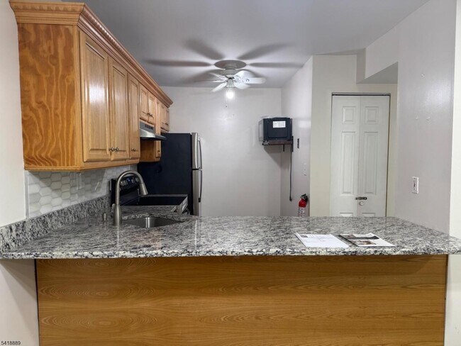 Building Photo - 751 Summer Ave