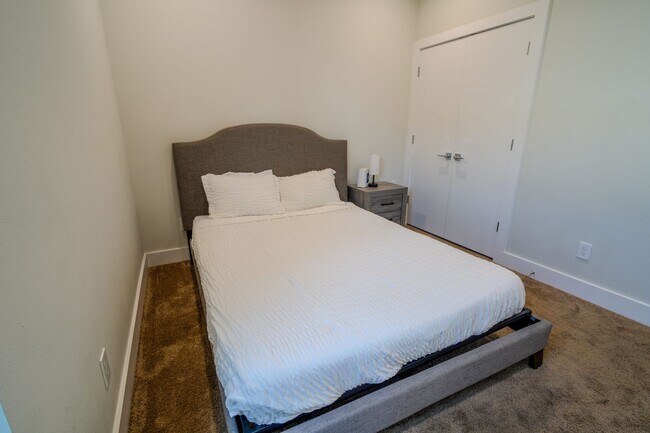 Building Photo - Modern Comfort in a Prime Location