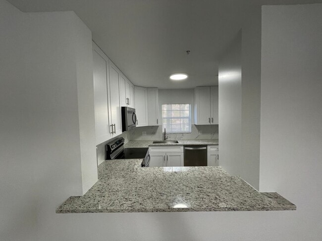 Building Photo - ANNUAL RENTAL - VISTAS AT HERITAGE BAY - 2 BED + DEN/ 2.5 BATH TOWNHOUSE