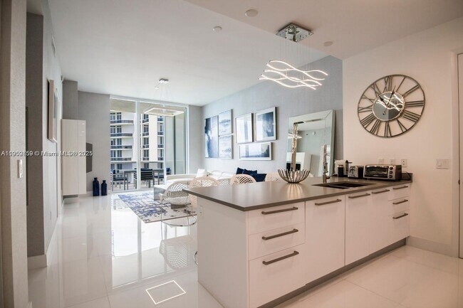 Building Photo - 15901 Collins Ave