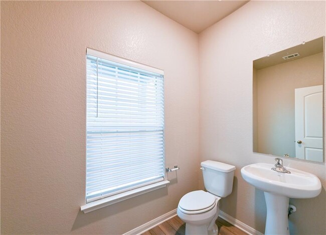 Building Photo - 524 Republic Dr