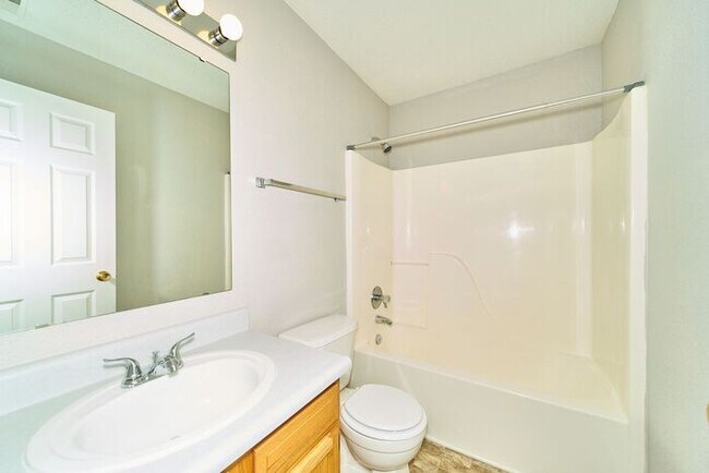 Building Photo - Sweet 3 Bedroom 2.5 Bath in Popular Maple ...