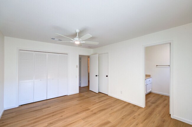 Building Photo - 1067 W Sierra Ave