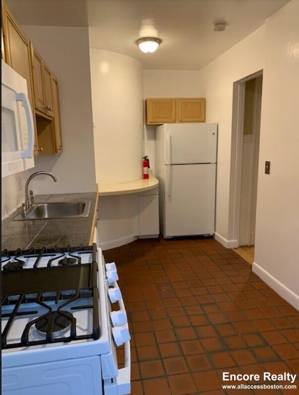 Building Photo - 448 Park Dr