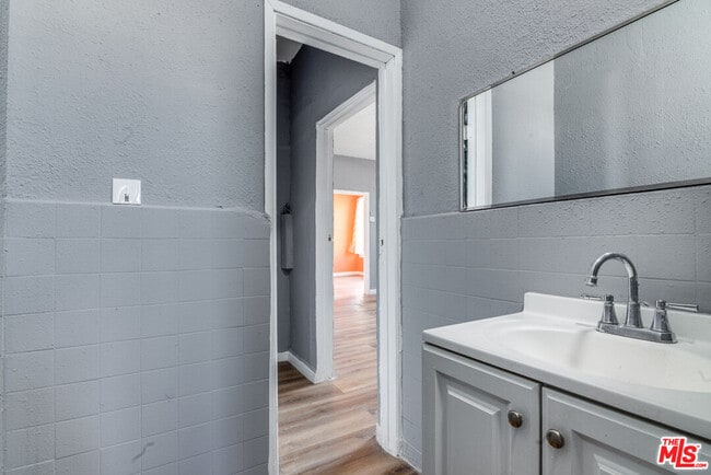 Building Photo - 256 W Florence Ave