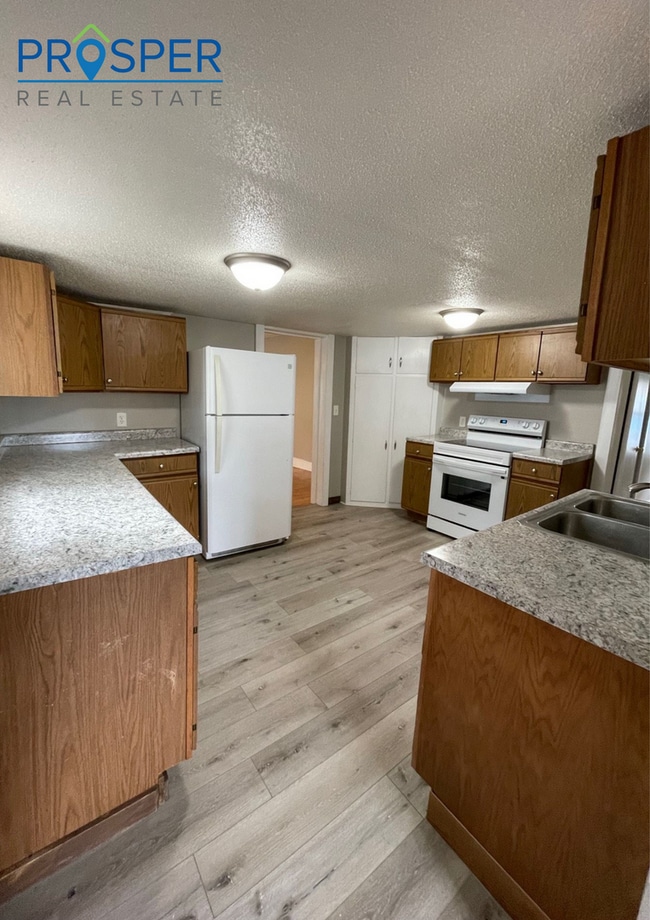 Building Photo - 4 Bedroom House right on Water Street - Av...