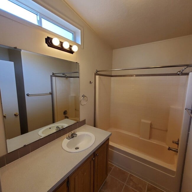 Building Photo - Pet Friendly 4 Bedroom  2 Bath w/ 2 Car Garage