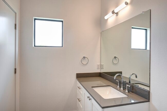 Building Photo - 1733 Airline Dr
