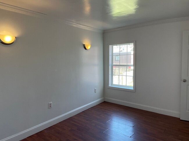 Building Photo - 4 Bedroom 1 Bathroom Home in Lancaster Cit...