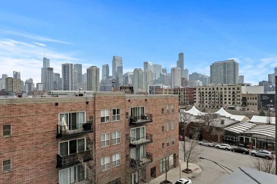 Building Photo - 645 N Green St