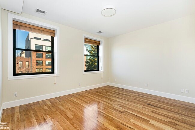 Building Photo - Big 3 Bedroom w/Private Balcony
