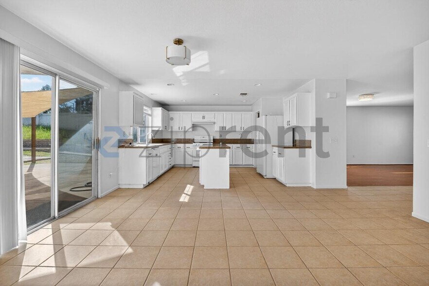 Building Photo - 703 Diamond Dr