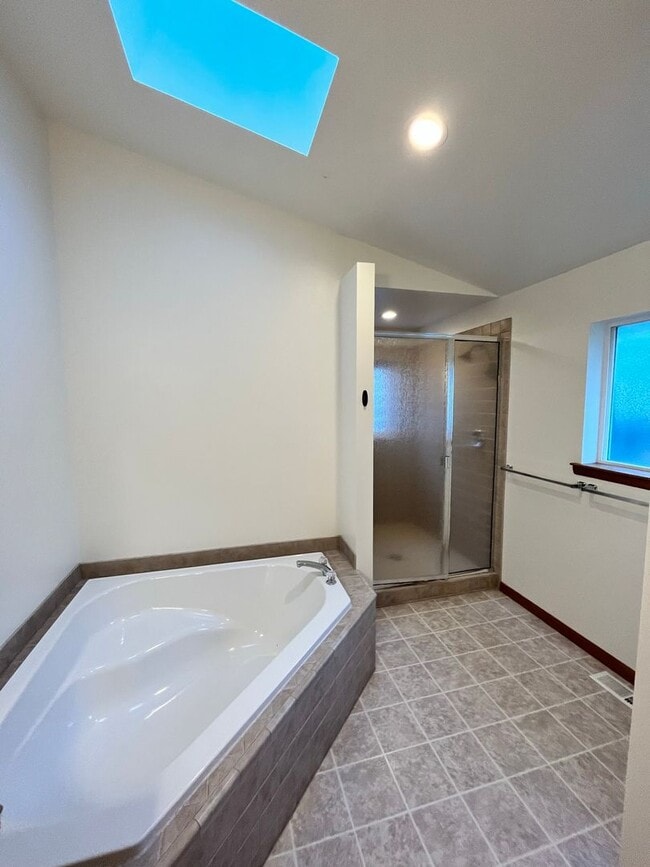 Building Photo - View Home in Poulsbo