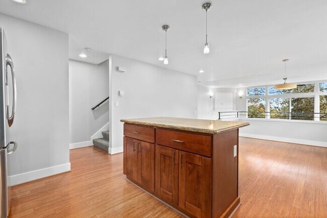 Building Photo - Luxurious Air-Conditioned Leschi View Townhome