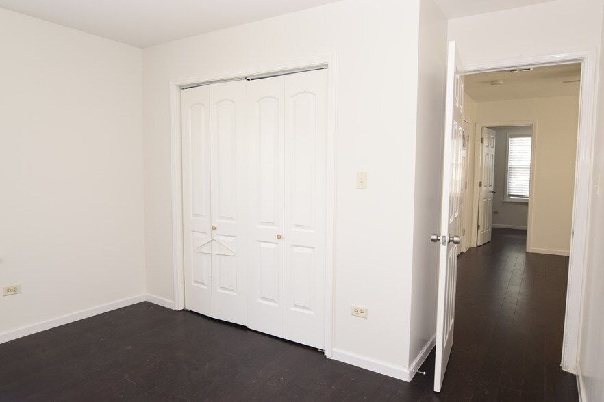 LARGE BEDROOMS AND CLOSETS - 1828 N Bissell St