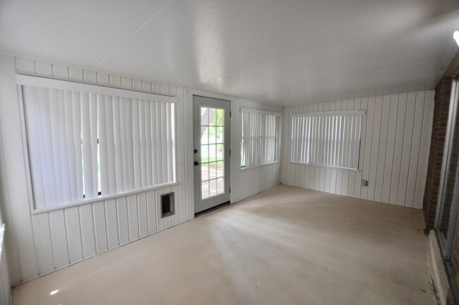 Building Photo - COMING SOON! FOR LEASE! Nice Remodeled - 3...