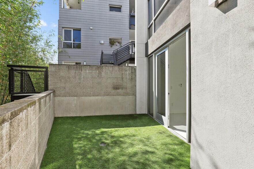 Building Photo - 4111 Sunset Blvd