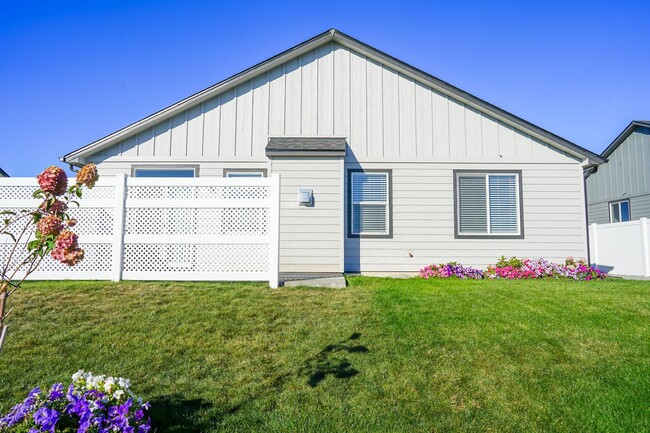 Building Photo - Charming and Exceptionally Clean, 3 Bedroom