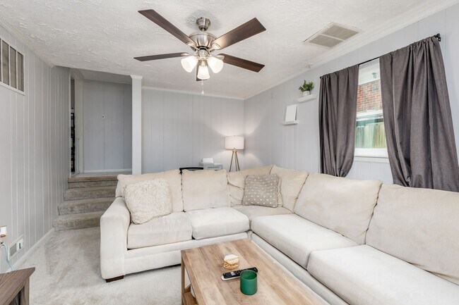 Building Photo - Charming 3-Bedroom Coastal Home in the Hea...