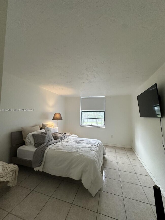 Building Photo - 9440 Fontainebleau Blvd