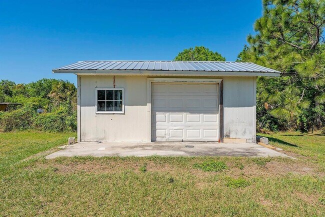 Building Photo - 2832 Rodeo Dr