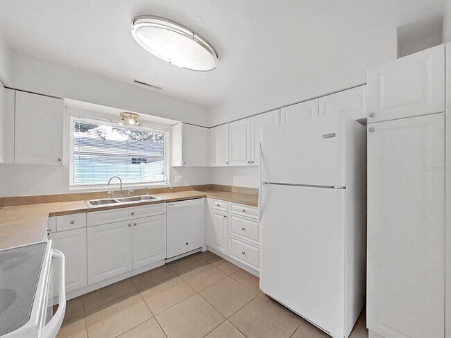 Building Photo - 1701 Laurie Ln