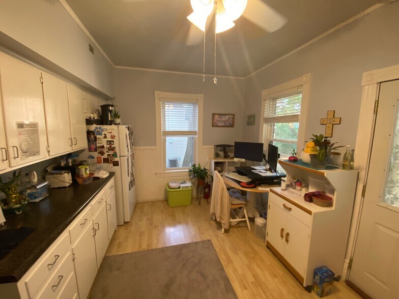 Kitchen - 401 Laurel St W