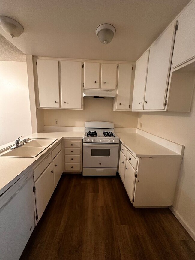 Building Photo - 2200 Cedro Ct