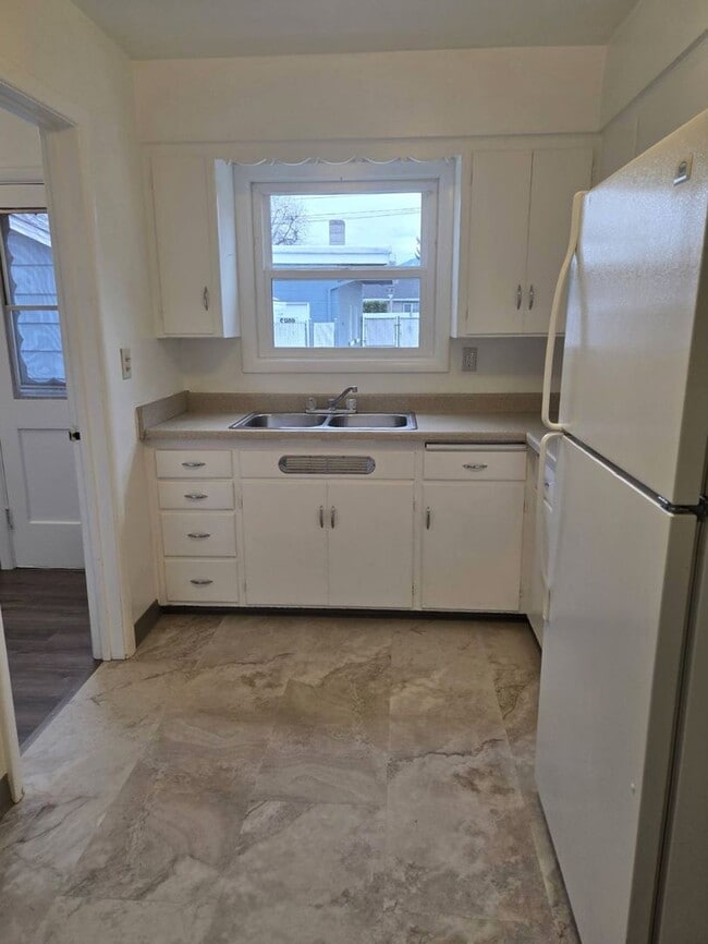 Building Photo - Charming three bedroom/one bath Medford Home | Available Now!