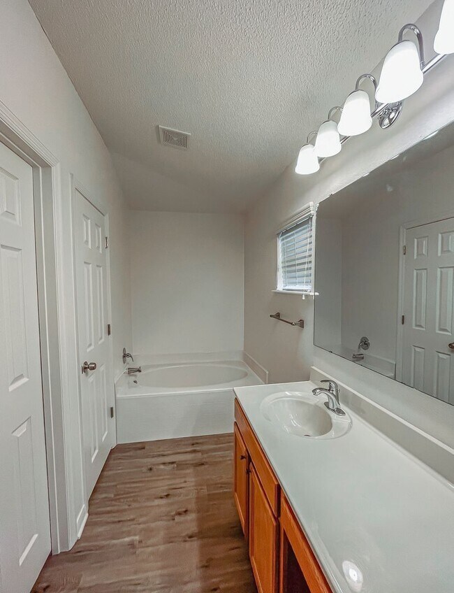 Building Photo - North Lakeland Rental Home!