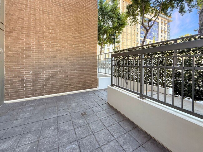 Building Photo - Modern 2BR/2.5BA with a Bonus Room Condo i...