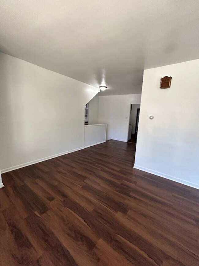 Building Photo - 912