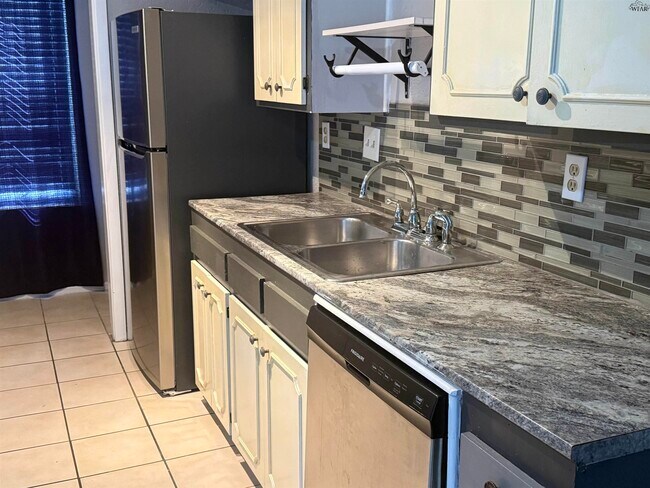 Building Photo - 4604 Mistletoe Dr