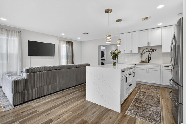 Building Photo - 701 37th St