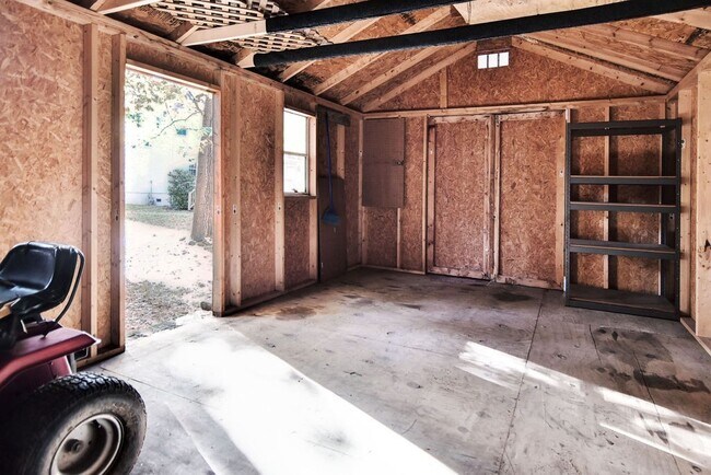 Building Photo - Updated Poquoson Home on Large Lot